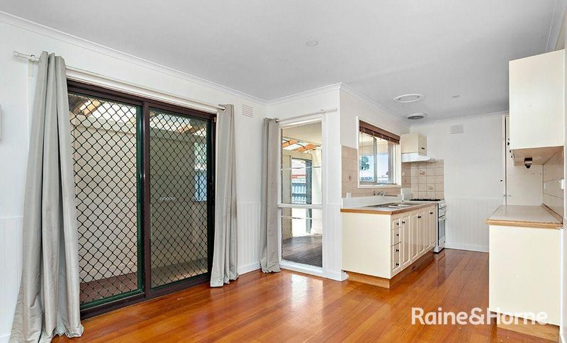 Photo - 9 Hesse Court, Westmeadows VIC 3049 - Image 4