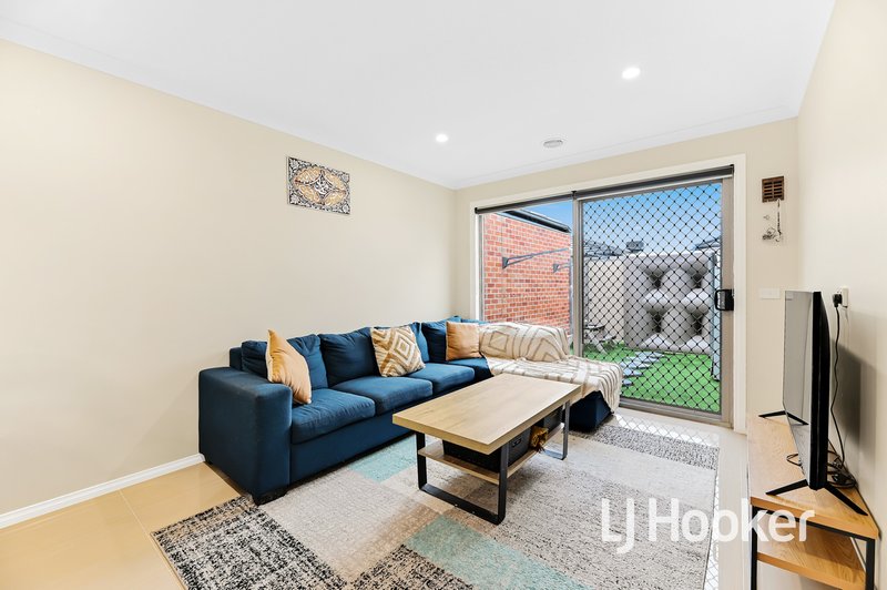 Photo - 9 Hunt Way, Pakenham VIC 3810 - Image 2