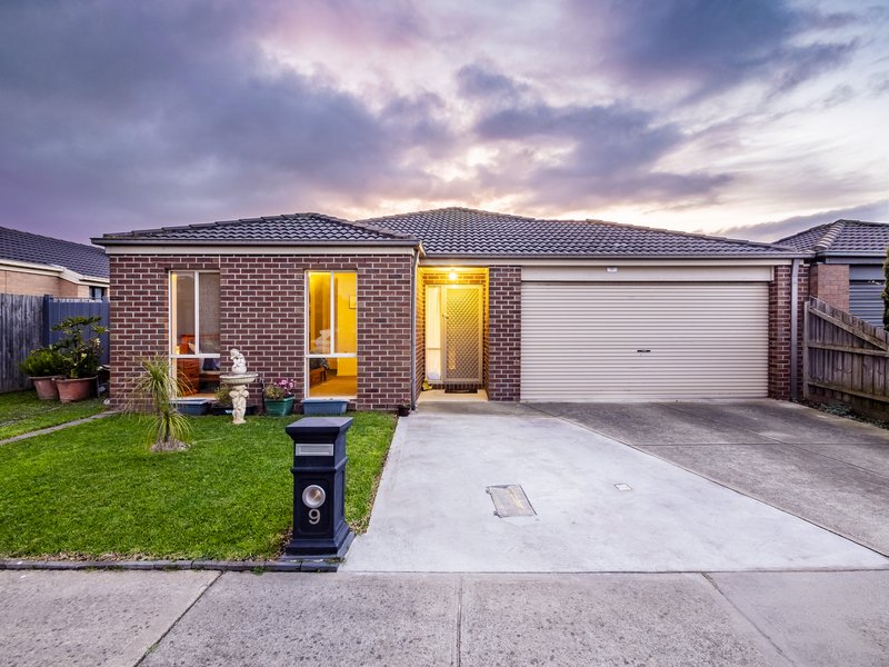 9 Karwarren Way, Cranbourne West VIC 3977