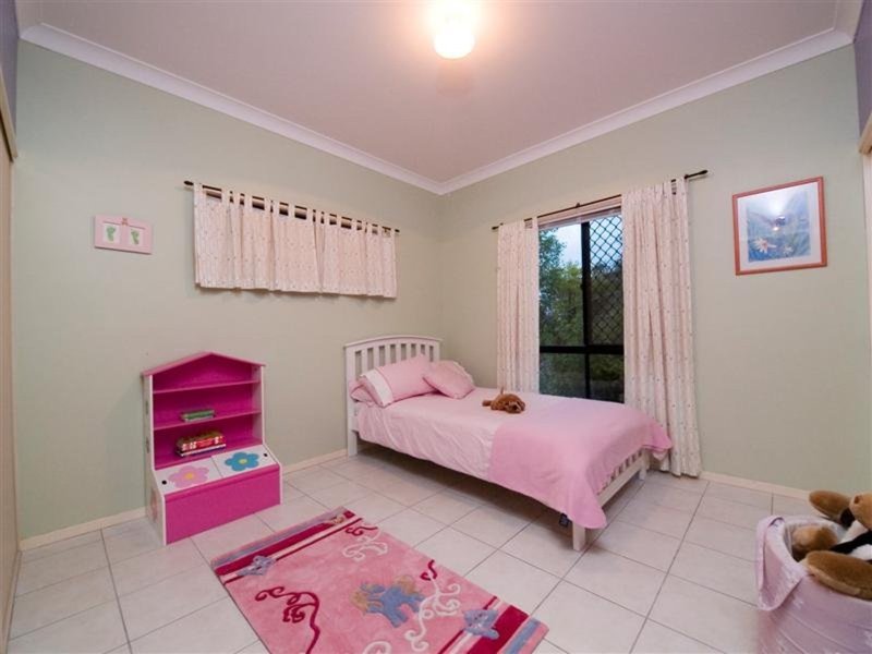 Photo - 9 Ken Duncombe Drive, Cashmere QLD 4500 - Image 14