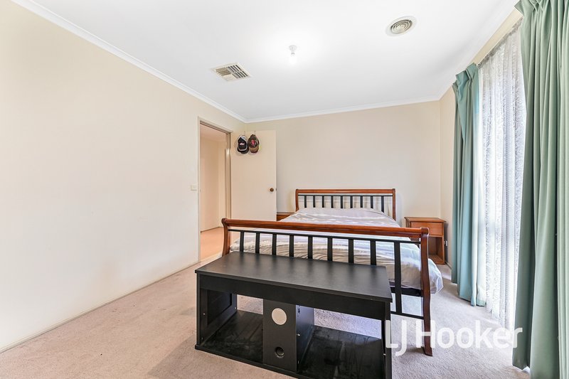 Photo - 9 Kendari Court, Hampton Park VIC 3976 - Image 7