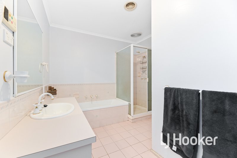 Photo - 9 Kendari Court, Hampton Park VIC 3976 - Image 8