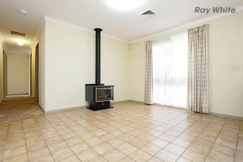 Photo - 9 Kialoa Court, Taylors Lakes VIC 3038 - Image 6