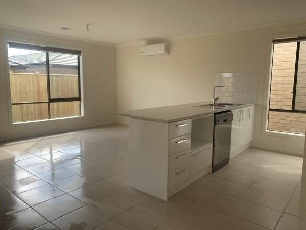 Photo - 9 Limandus Crescent, Cranbourne South VIC 3977 - Image 6