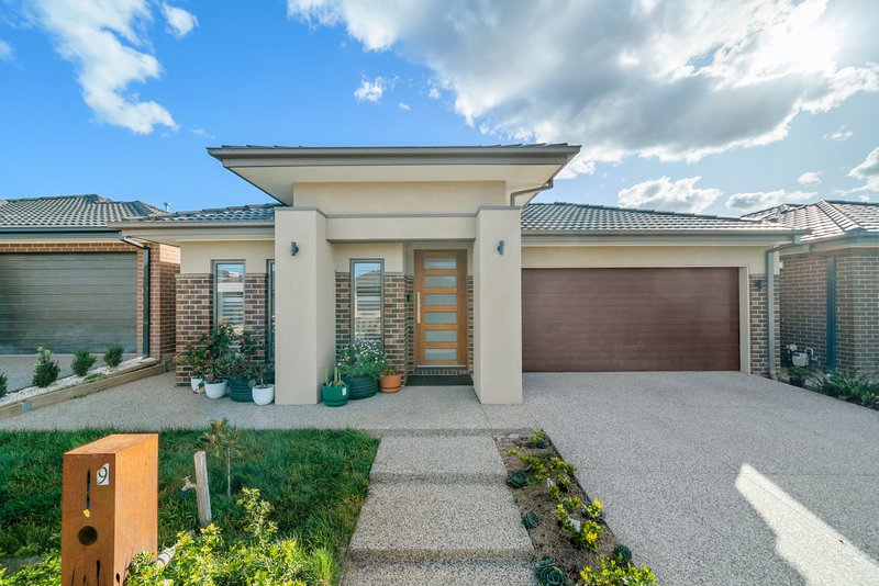 9 Louisville Drive, Thornhill Park VIC 3335