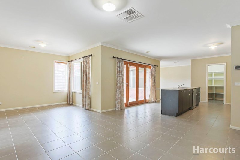 Photo - 9 Lumina Avenue, Cranbourne North VIC 3977 - Image 3