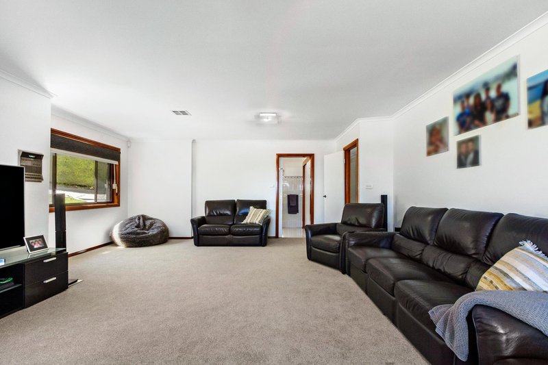 Photo - 9 Maclagan Street, Isaacs ACT 2607 - Image 5