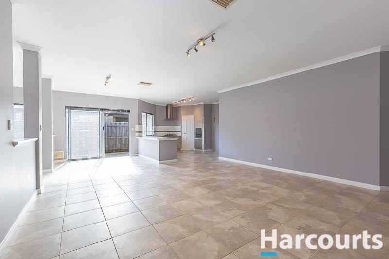 Photo - 9 Marsdenia Road, Halls Head WA 6210 - Image 7