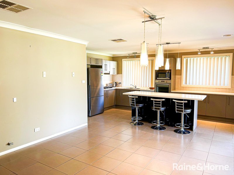 Photo - 9 Mayoh Place, Young NSW 2594 - Image 7