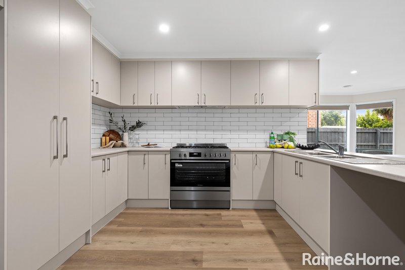 Photo - 9 Mensa Court, Roxburgh Park VIC 3064 - Image 8