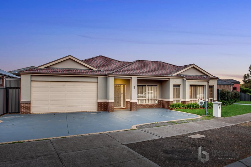 Photo - 9 Middlesborough Drive, Craigieburn VIC 3064 - Image 2