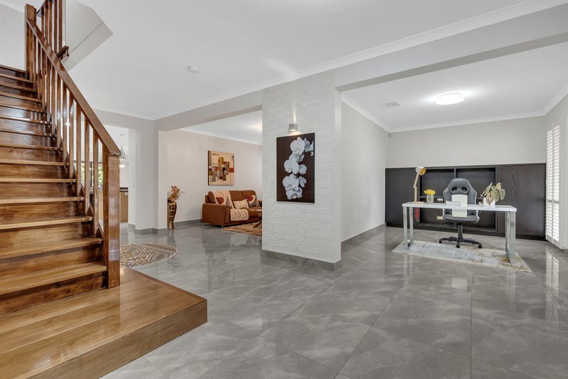 Photo - 9 Moresby Court, Craigieburn VIC 3064 - Image 3