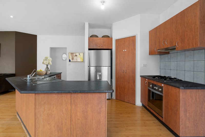 Photo - 9 Morwell Gardens, Caroline Springs VIC 3023 - Image 5