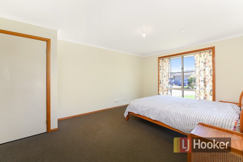 Photo - 9 Naples Way, Pakenham VIC 3810 - Image 5