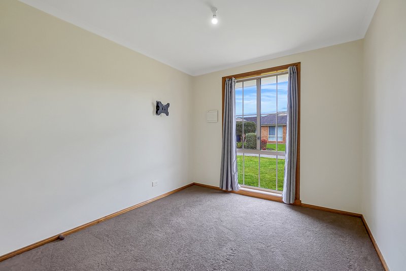 Photo - 9 Naples Way, Pakenham VIC 3810 - Image 8