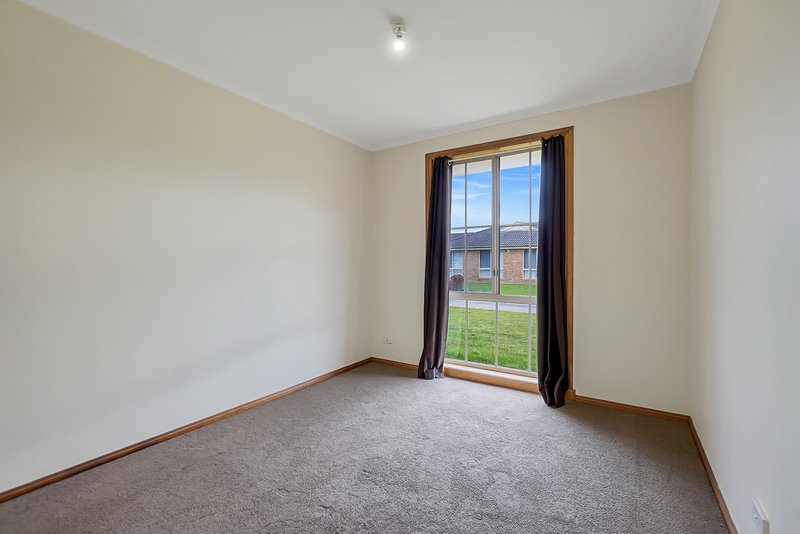 Photo - 9 Naples Way, Pakenham VIC 3810 - Image 9