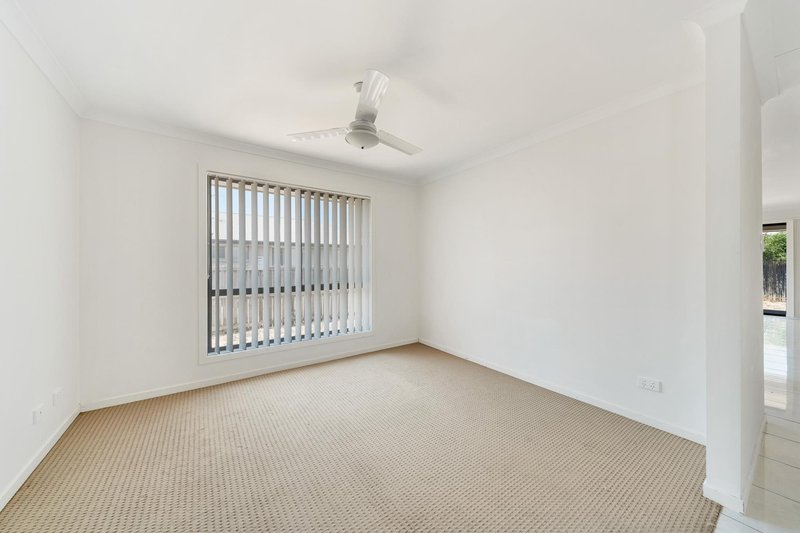 Photo - 9 Onyx Street, Emerald QLD 4720 - Image 3