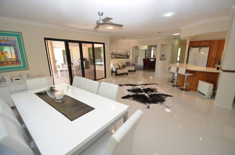 Photo - 9 Oxford Place, Arundel QLD 4214 - Image 6