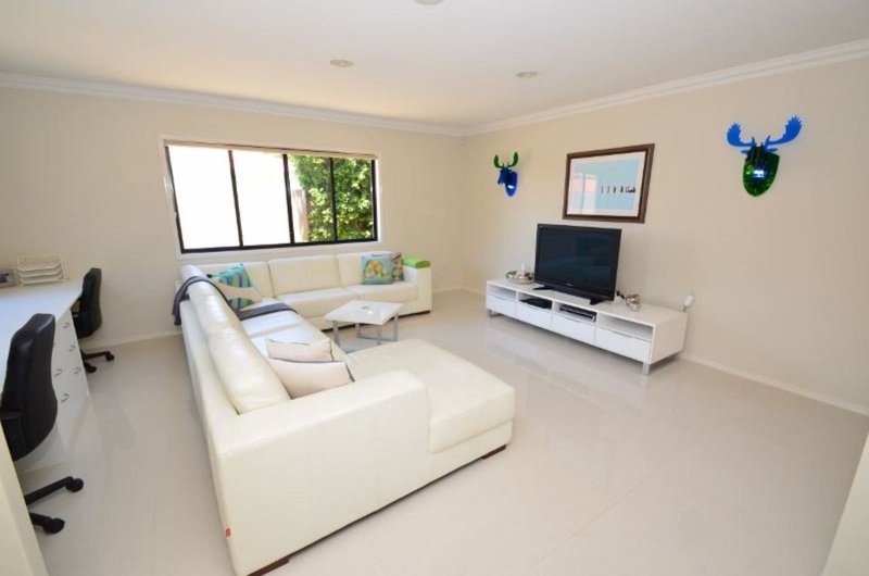 Photo - 9 Oxford Place, Arundel QLD 4214 - Image 12