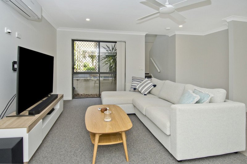 Photo - 9 Pacific Place, Pacific Pines QLD 4211 - Image 2