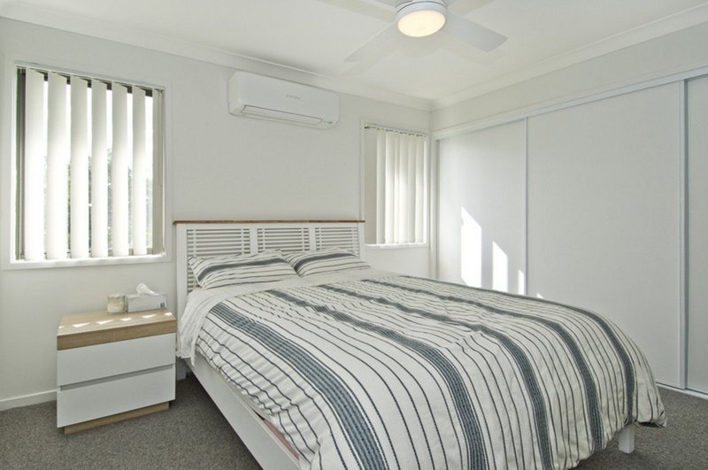Photo - 9 Pacific Place, Pacific Pines QLD 4211 - Image 4