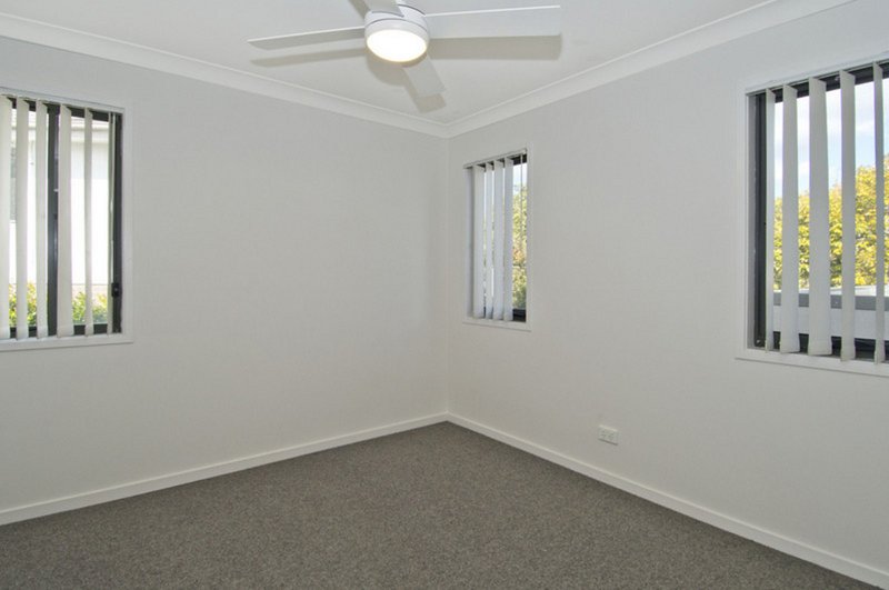Photo - 9 Pacific Place, Pacific Pines QLD 4211 - Image 5
