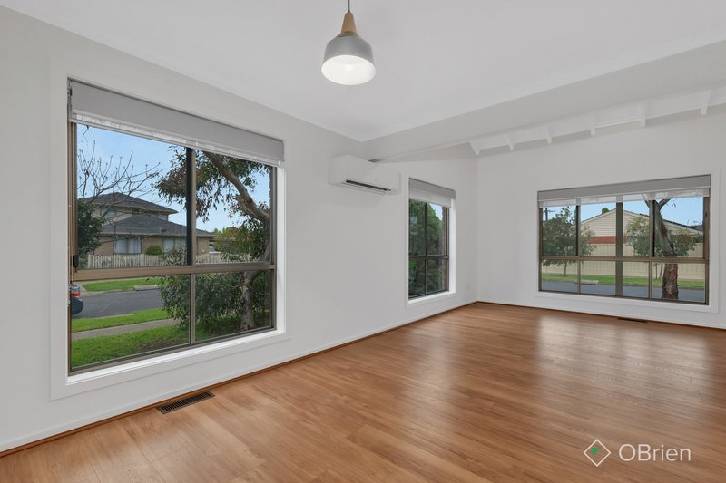 Photo - 9 Quarbing Street, Werribee VIC 3030 - Image 2