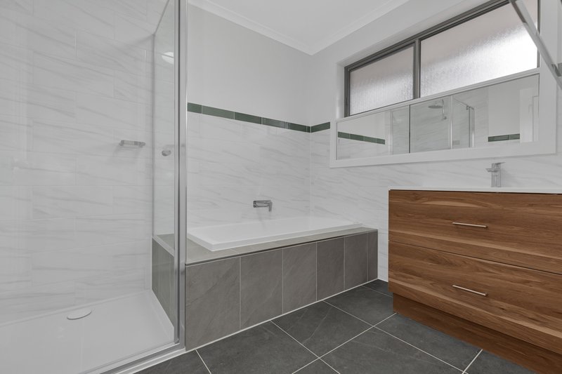 Photo - 9 Quarbing Street, Werribee VIC 3030 - Image 7