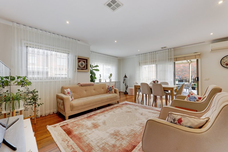 Photo - 9 Ravenhill Boulevard, Roxburgh Park VIC 3064 - Image 5