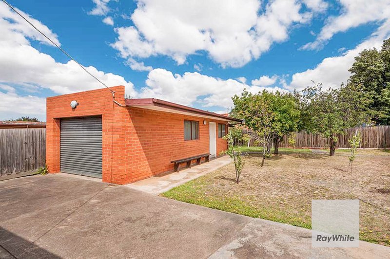 Photo - 9 Reaburn Avenue, St Albans VIC 3021 - Image 10