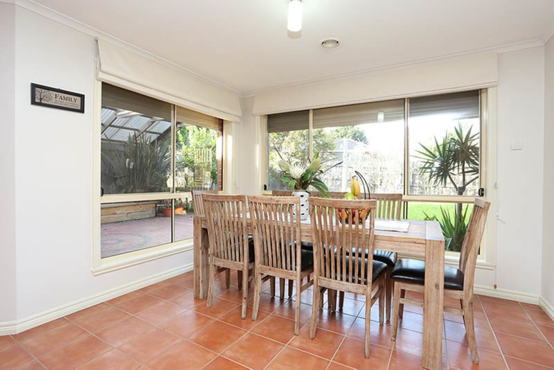 Photo - 9 Rearden Crescent, Roxburgh Park VIC 3064 - Image 4