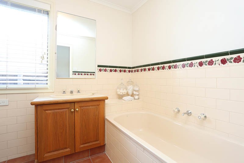 Photo - 9 Rearden Crescent, Roxburgh Park VIC 3064 - Image 6