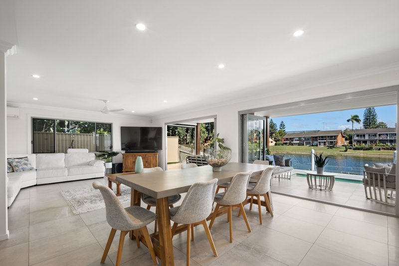 Photo - 9 Rebecca Court, Broadbeach Waters QLD 4218 - Image 9