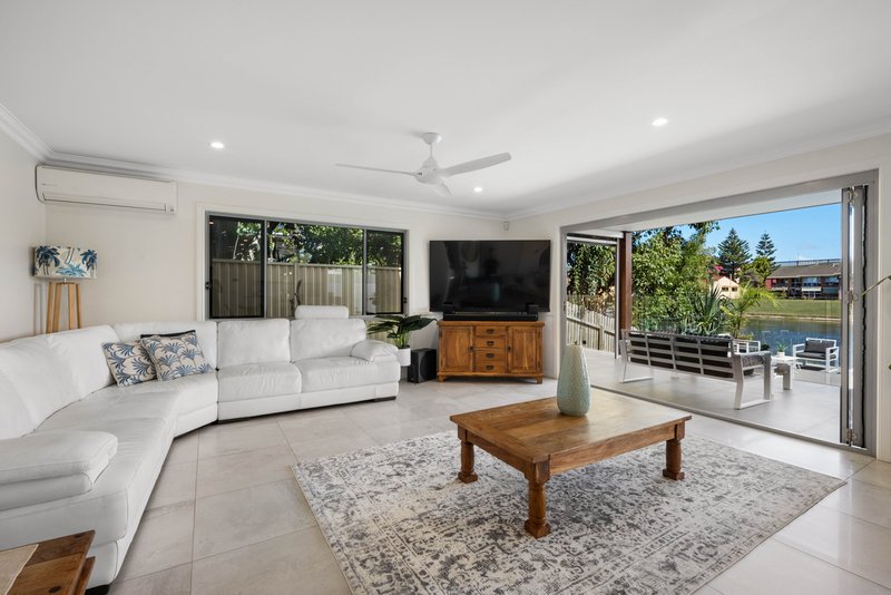 Photo - 9 Rebecca Court, Broadbeach Waters QLD 4218 - Image 10