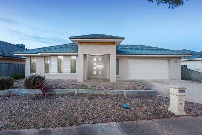 9 River Walk Drive, Sanctuary Lakes VIC 3030