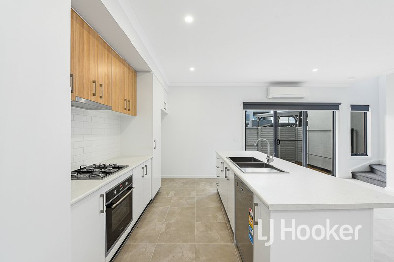 Photo - 9 Roller Walk, Pakenham VIC 3810 - Image 2