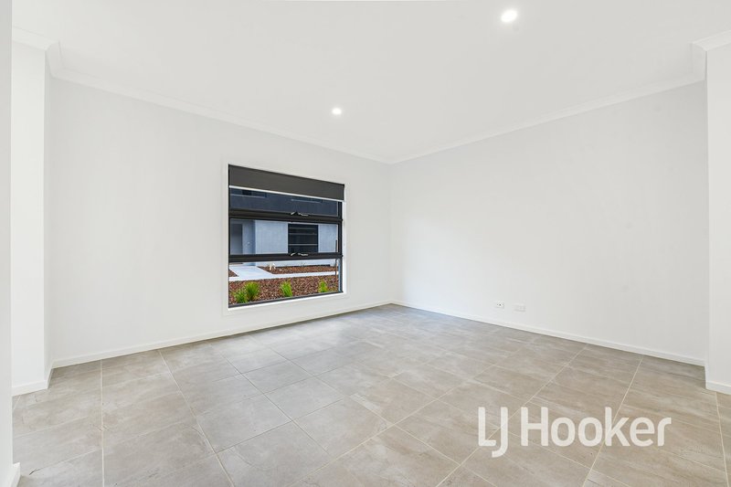 Photo - 9 Roller Walk, Pakenham VIC 3810 - Image 3