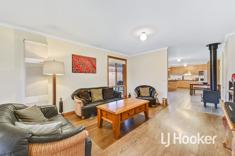 Photo - 9 Rossi Close, Pakenham VIC 3810 - Image 4