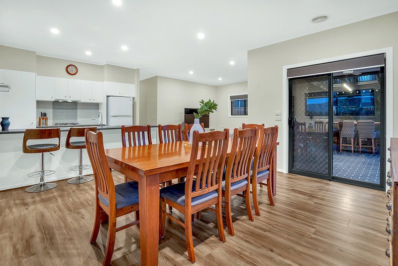 Photo - 9 Royal Troon Way, Craigieburn VIC 3064 - Image 12