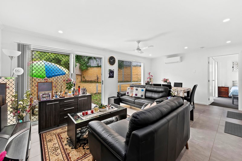 Photo - 9 Sophora Road, Holmview QLD 4207 - Image 2