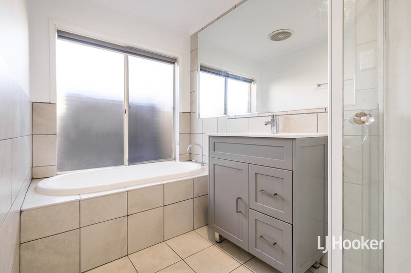 Photo - 9 St Andrews Drive, Werribee VIC 3030 - Image 10