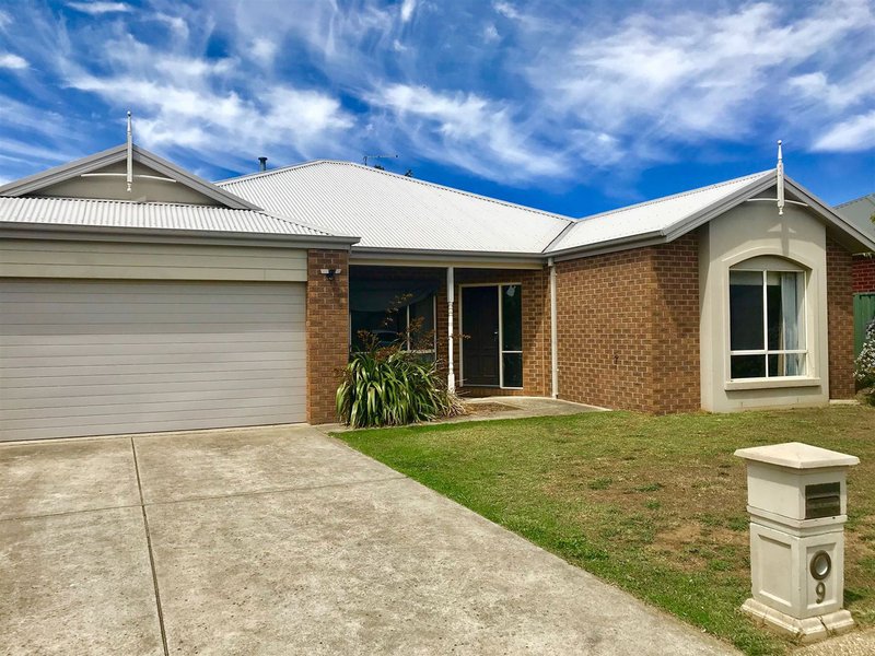 9 St Helens Avenue, Lake Gardens VIC 3355