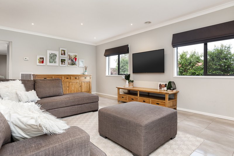 Photo - 9 Starlight Rise, Cranbourne East VIC 3977 - Image 5