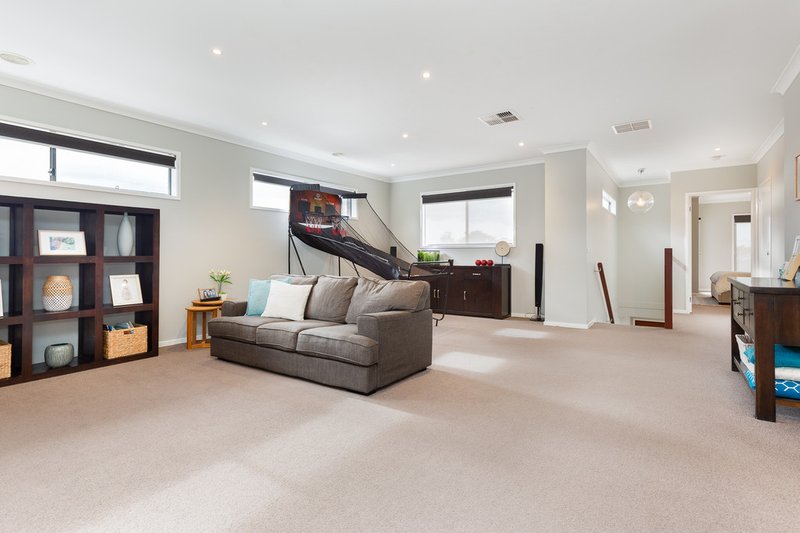 Photo - 9 Starlight Rise, Cranbourne East VIC 3977 - Image 14