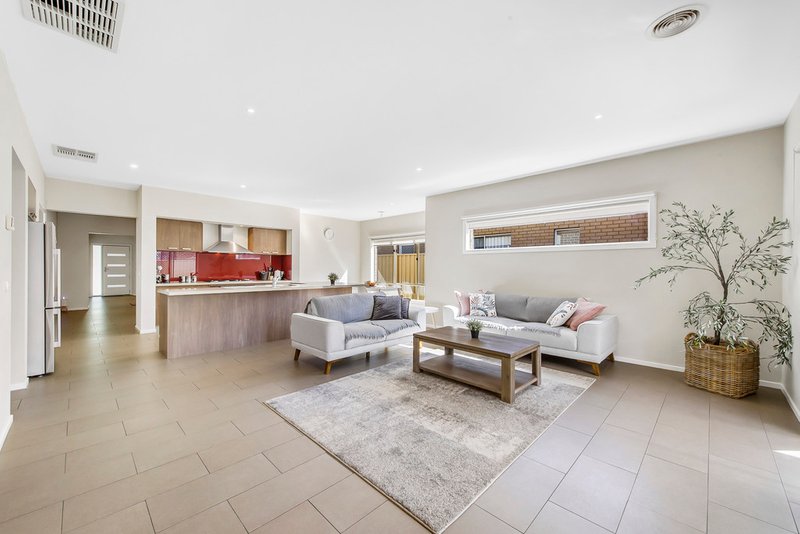 Photo - 9 Stradbroke Gardens, Caroline Springs VIC 3023 - Image 4