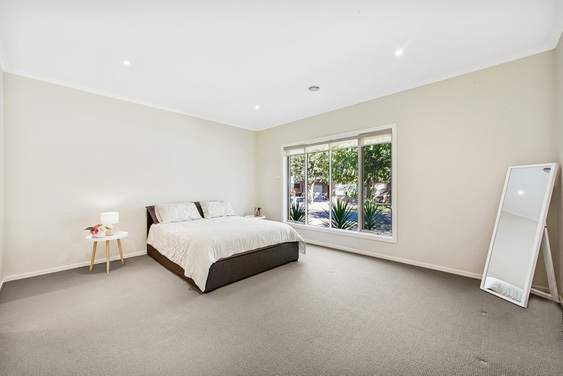 Photo - 9 Stradbroke Gardens, Caroline Springs VIC 3023 - Image 6