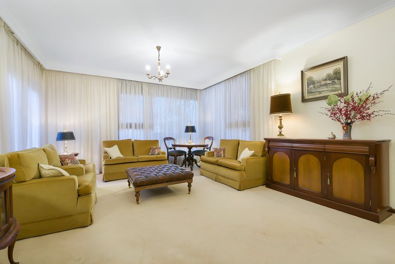 Photo - 9 The Boulevard, Glen Waverley VIC 3150 - Image 2