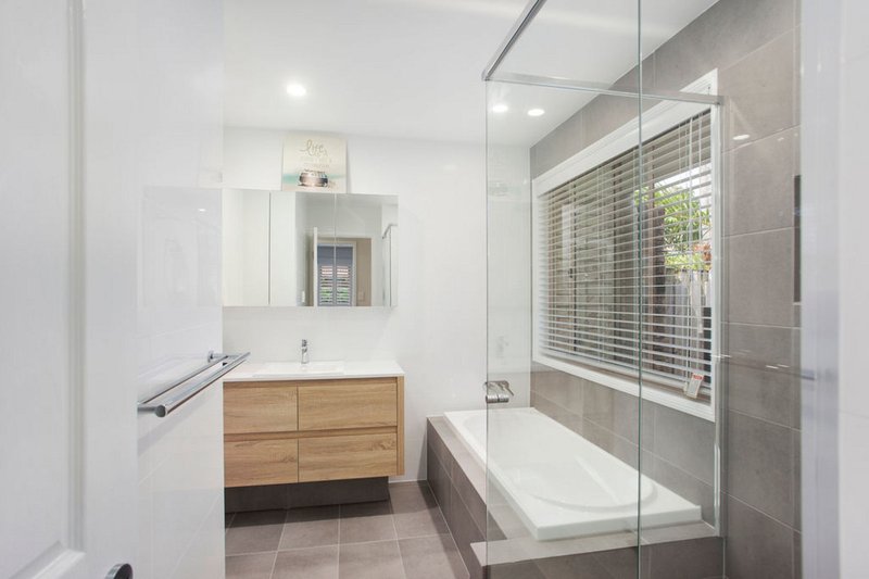 Photo - 9 Thornbill Place, Burleigh Waters QLD 4220 - Image 9