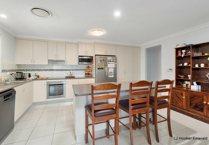 Photo - 9 Thornton Street, Emerald QLD 4720 - Image 4