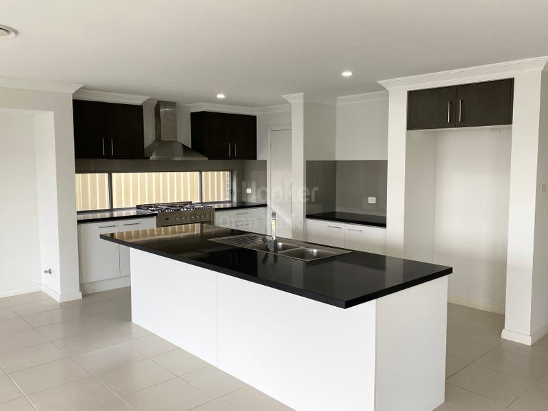 Photo - 9 Thorpe Circuit, Oran Park NSW 2570 - Image 2
